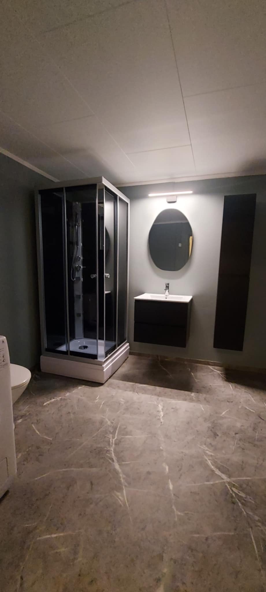 Badet er relativt romslig, med ny innredning og dusjkabinett. Det er plass til vaskemaskin. Kan følge med om ønskelig. 